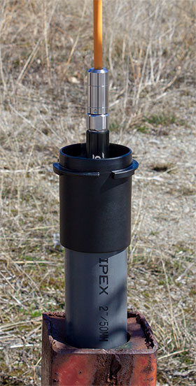 Solinst Levelvent 5 belüfteter Wasserstandsdatenlogger wird in eine 2-Zoll-Verschlussbrunnenkappe abgesenkt solinst levelvent 5 belüfteter wasserstandsdatenlogger, der in die 2-zoll-verriegelungsbrunnenkappe abgesenkt wird