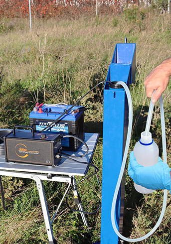 Außendienstmitarbeiter Bei Der Entnahme Von Grundwasserproben Mit Einer Solinst 12-v-tauchpumpe Am Grundwassermessbrunnen außendienstmitarbeiter bei der entnahme von grundwasserproben mit einer solinst 12-v-tauchpumpe am grundwassermessbrunnen