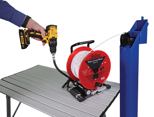 Solinst 101 Power Winder, verbunden mit Solinst Wasserstandsmesser über Flex-Adapter mit Akku-Bohrschrauber solinst 101 power winder verbunden mit solinst wasserstandsmesser über flex adapter mit akku bohrschrauber